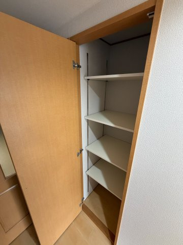 収納が豊富で、暮らしやすさに配慮した間取りです。