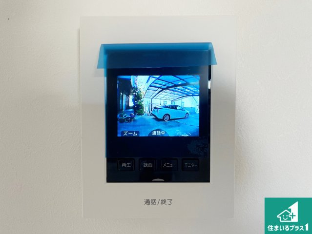 カラーモニターインターホン！声だけでなく来訪者の姿や顔がモニターで確認できるので、小さなお子様がいらっしゃるご家庭でも安心できます！