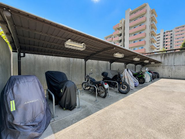 ◆鍵付き大型バイク置場があるので、防犯性と利便性を兼ね備えた、バイクユーザーに嬉しい住まいです。　※AI加工をしております。