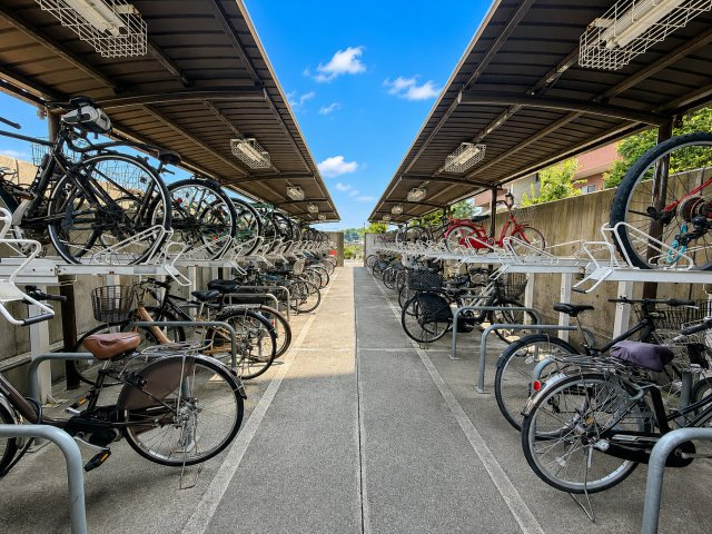 ◆敷地内駐輪場を完備。毎日の通勤、通学はもちろん、お買い物や休日のお出かけにも便利な、暮らしやすさを高める設備です。　※AI加工をしております。