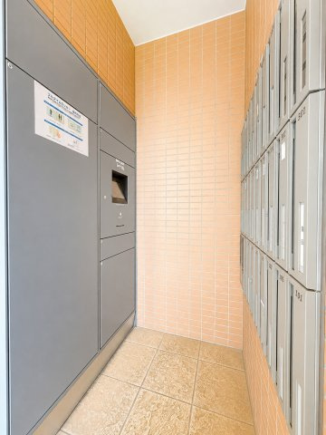 ◆不在時でも安心して荷物を受け取れる宅配ボックスを完備。共働きの方や外出が多い方にもおすすめです。　※AI加工をしております。