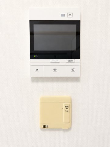 ◆玄関に行かなくても来訪者が確認でき、ハンズフリーで会話をすることが出来ます。モニターを確認する事によって防犯効果も高まります。　※AI加工をしております。