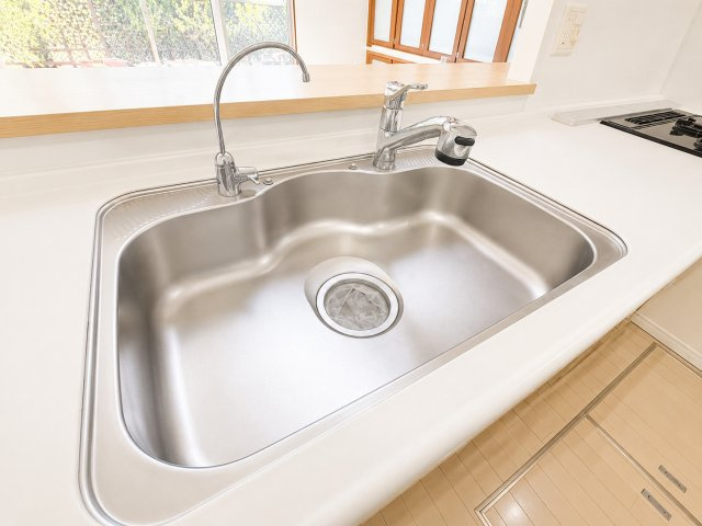 ◆広々したキッチンシンク。洗い物が多い時にも快適にご利用いただけます。　※AI加工をしております。