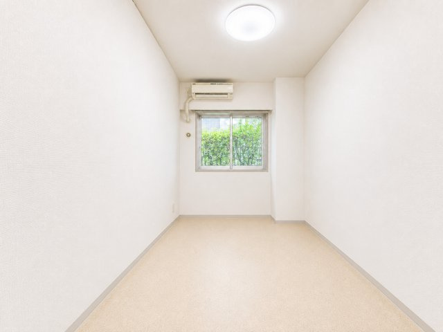 ◆気持ちの良い風が室内へ入り込む居室。家具を配置しても広々ご利用いただけます！！　※AI加工しております。