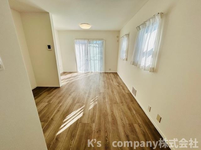 キッチン側から見たリビングスペース◇