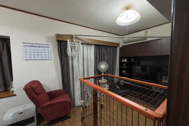 落ち着いた色調の寝室です
