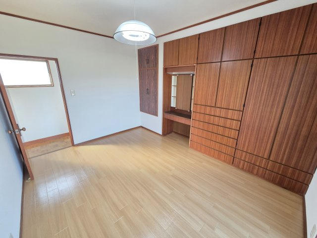 2階6帖の洋室です。