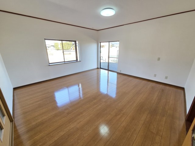 1階12.5帖の洋室です。