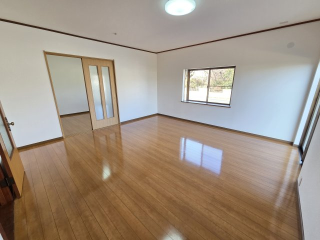 1階12.5帖の洋室です。
