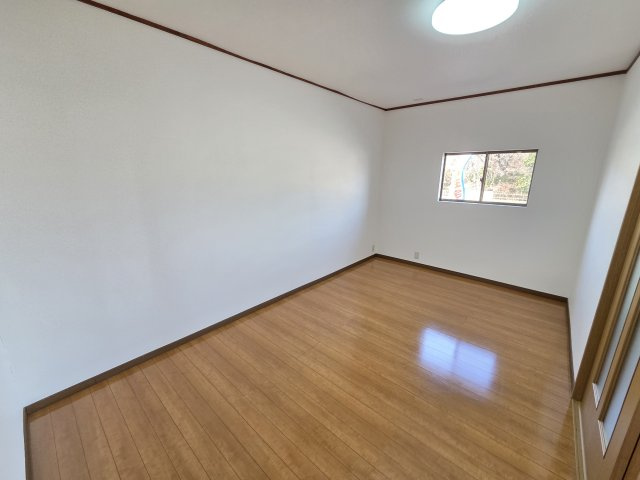 1階7.5帖の洋室です。
