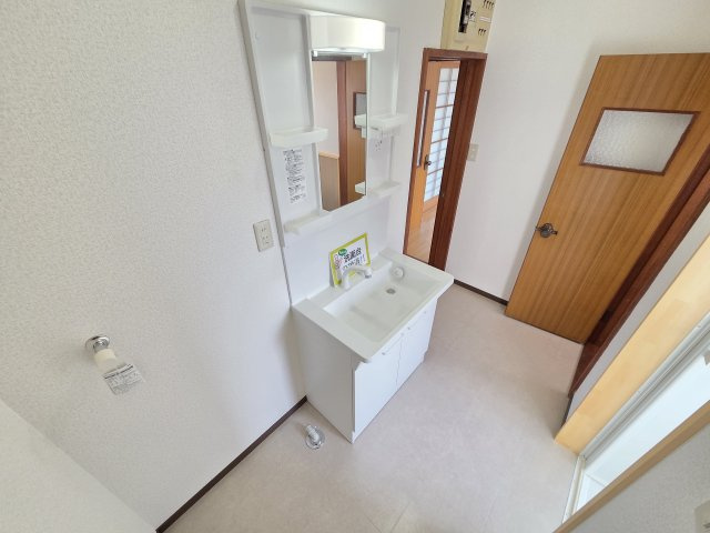 洗面脱衣所です。床のクッションフロアは貼り替え済みです。