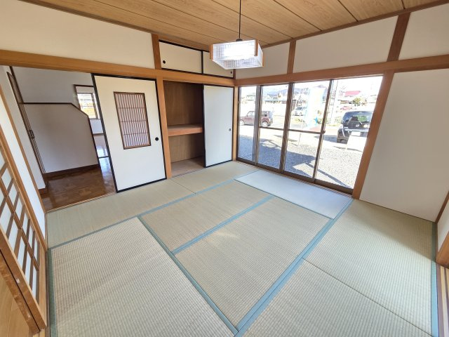 1階8畳の和室です。2面採光で明るく、ダイニングキッチンや廊下へ出られるため、「居間」としてお使いいただいてはいかがでしょうか？
