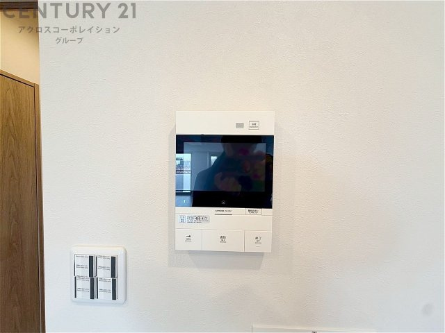 訪問者が来たときにテレビ画面で確認できるため、安心してドアを開けられます。録画機能があるものもあり、留守中に来訪者を記録しておくことができます。利便性が高く、セキュリティ面でも安心です。
