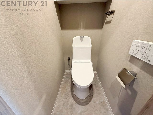 温水洗浄便座付トイレは温水洗浄機能により、暖かい水でおしりを洗浄することができ、冷たい水を使う従来の便座に比べ、温水洗浄機能で暖かいトイレを提供し、快適な使用を可能にします。