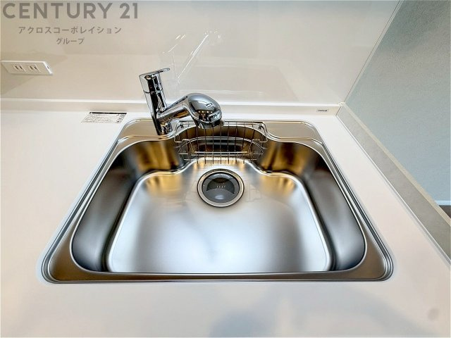 浄水機能付キッチン水栓は、飲み水や調理水の品質を向上させ、健康と安全をサポートします。便利な直飲みや炊飯用水として利用でき、ボトル水の買い物やストックの必要がなくなります。