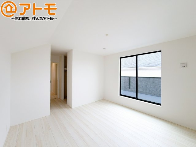 バルコニーに面したお部屋なので、布団などの大きなものも楽々干せます♪