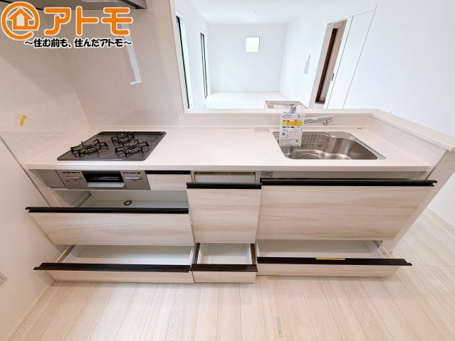 大きなシンクはフライパン等も洗いやすく、蛇口は用途に合わせてシャワーとストレートの切替えが可能です♪
