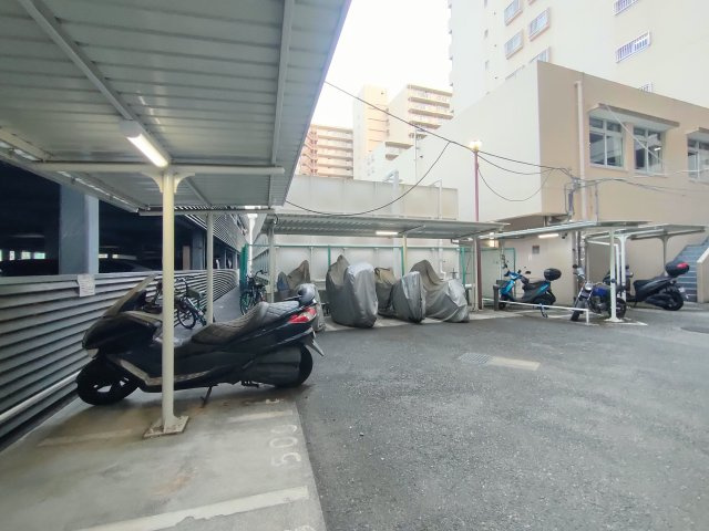 【バイク置き場】