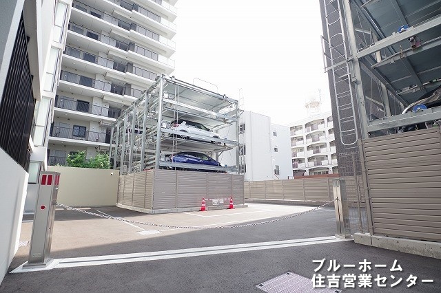 歩行者、車、バイクのアプローチを分離して、敷地内での安全性に配慮されています