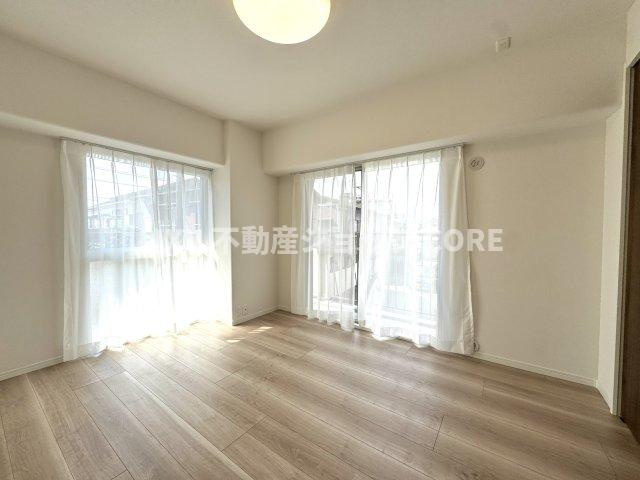 大きな窓からは快適な光を取り入れ、通気性能を上げる事で居心地の良い空間を演出します。　