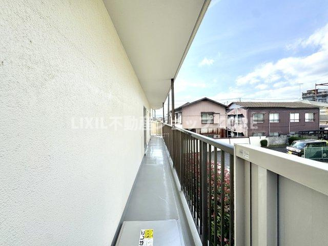 開放感いっぱいの眺望と共に光と風を享受するバルコニー。景観を眺めることができます。　