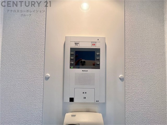 訪問者が来たときにテレビ画面で確認できるため、安心してドアを開けられます。録画機能があるものもあり、留守中に来訪者を記録しておくことができます。利便性が高く、セキュリティ面でも安心です　