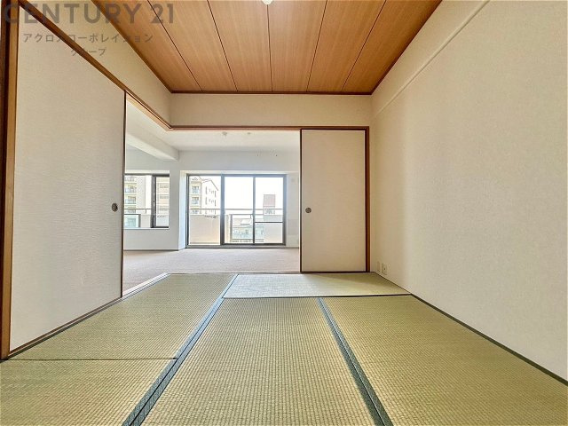 リビング横の和室スペースはリビングと続きで利用してもデザイン性のとれる洋風和室になります。やっぱり一室は欲しい和室は客間や小さなお子様の寝かせ付けなどにも便利です。　