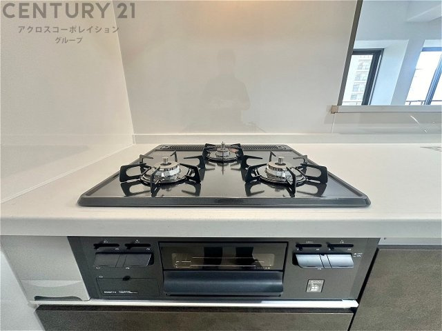 多数の調理器具を同時に使用でき、料理の効率化が可能。省エネで節約になり、様々な料理スタイルに適応できます。また、火力調整が独立しており、手入れや掃除もしやすく、今よりもっとお料理が楽しくなるかも。　