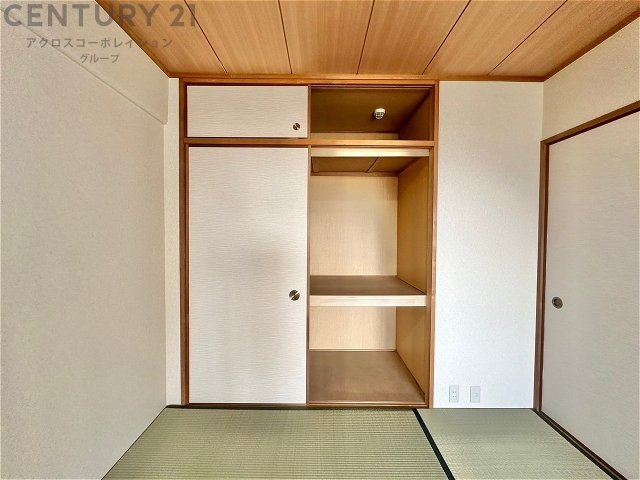 押入れは季節の衣類、寝具などを収納できます。伝統的な美しさと実用性が融合し、収納物を保護する調湿・換気効果があります。使い方によっては書類や小物なども効果的に整理でき空間を有効活用できます。　