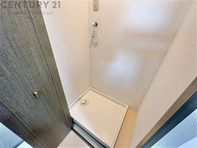 洗濯物の仕分け作業がしやすく、整理整頓が容易になります。洗濯音や湿気を他の部屋に持ち込まず、生活環境を快適に保ちます。上部を活用すれば収納スペースを確保でき洗剤や洗濯用品の整理もしやすくなります。　