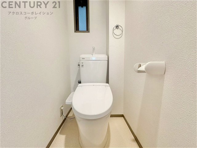 温水洗浄便座付トイレは温水洗浄機能により、暖かい水でおしりを洗浄することができ、冷たい水を使う従来の便座に比べ、温水洗浄機能で暖かいトイレを提供し、快適な使用を可能にします。　