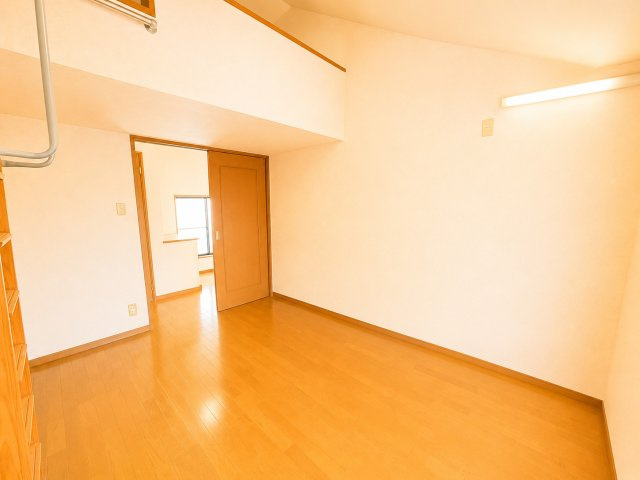 ロフト付き洋室6帖です。天井高を活かした開放感のある空間となっており、実際の広さ以上にゆとりを感じられます。ロフト部分を収納や趣味のスペースとして活用することで、居室をすっきりと使えるのも魅力です。