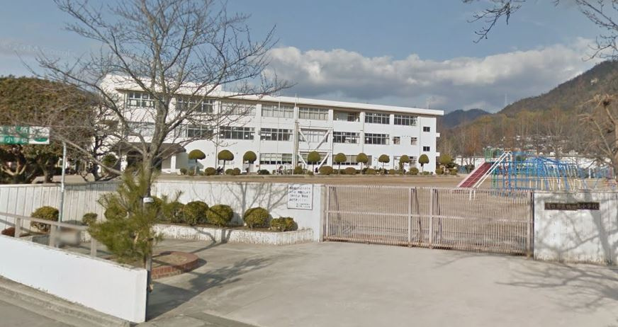 鴨方東小学校まで徒歩2分