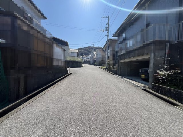 見通しのよい全面道路です。