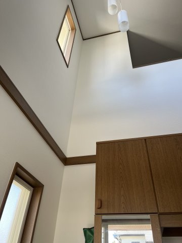 玄関は吹き抜けになっていて開放感があります。