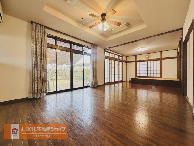 大きな窓からたっぷりの日差しが入り込むLDK