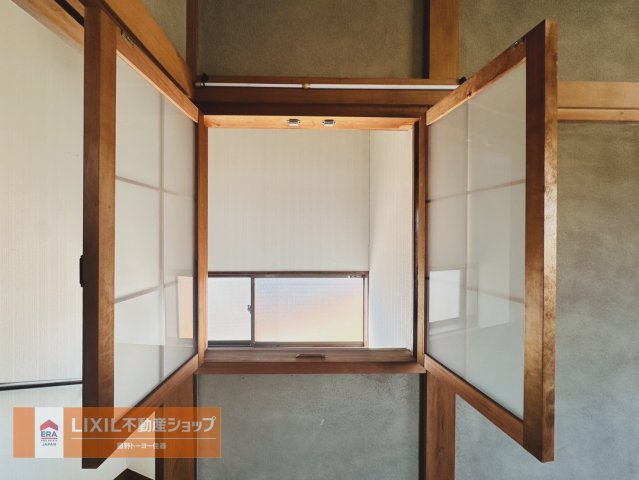 2階和室にはこんなかわいい室内窓がございます。1階から呼ばれたらは～い！！って返事も出来ちゃう。可愛いポイントですね。