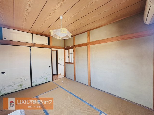 明るく落ち着く和室。客間として、またくつろぎのごろ寝スペースとしても使えます