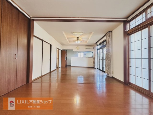 大きな窓からの光あふれる明るい空間、居心地良く、ゆったり寛げる憩いの空間です。