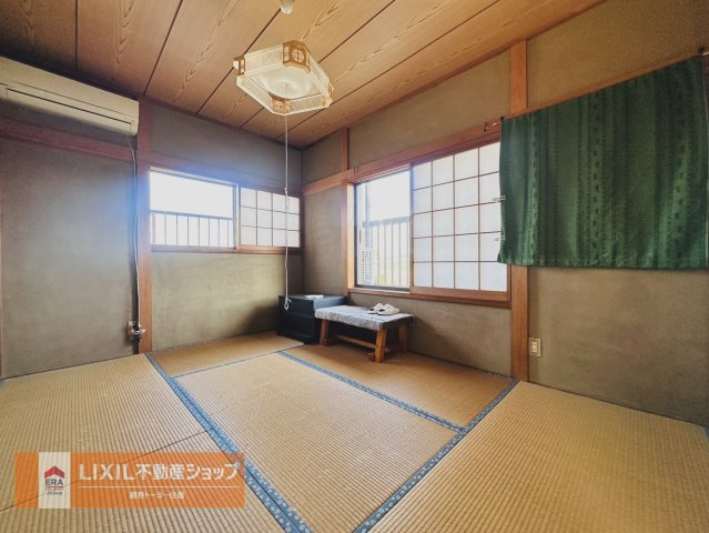 2面採光の明るい和室。畳で寝転がるの気持ちがいいですね。