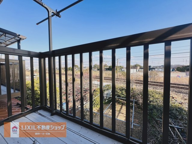 2階各部屋からバルコニーに出られるのでお掃除にも便利。