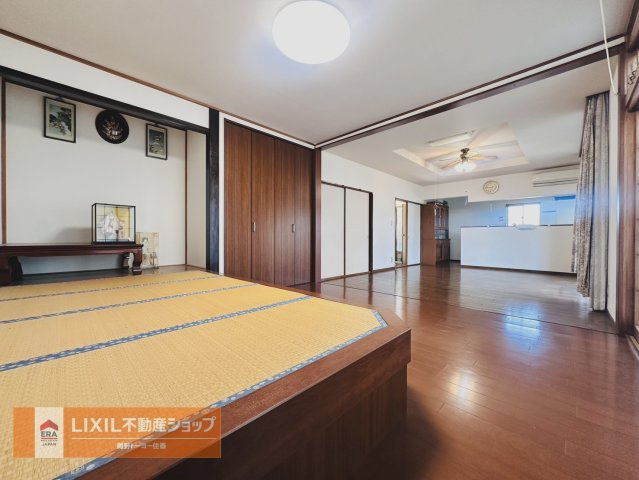 リビング横の洋室は扉を解放すると広々なLDKになります。解放感たっぷりの広さですね。