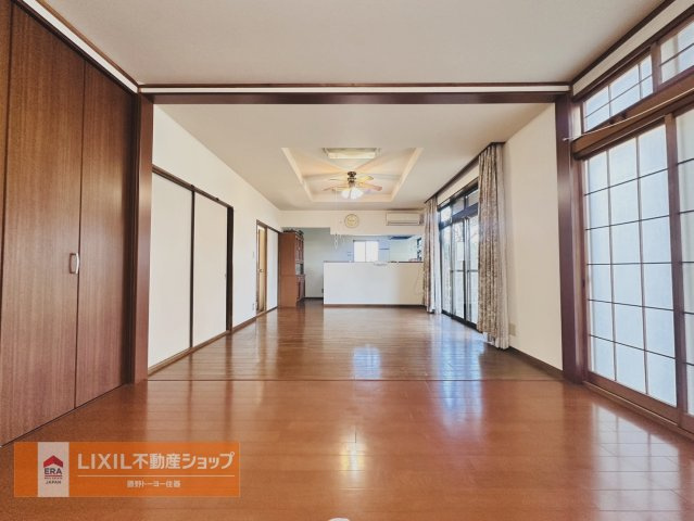 大きな窓を開ければひろ～いお庭！お庭で遊ぶ子供たちを見ながらのんびりLDKで過ごすのもよいですね。