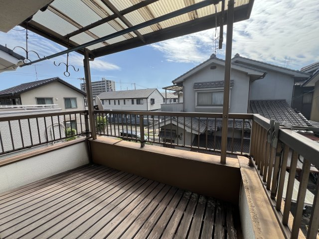 屋根付きで天候を気にせず使いやすいバルコニー。洗濯物を干すスペースとしてはもちろん、外の空気を感じながら気分転換できる空間です。周囲の建物との距離も保たれており、開放感のある眺めが広がります。