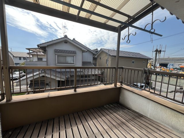屋根付きで天候を気にせず使いやすいバルコニー。洗濯物干しはもちろん、外の空気を感じながら一息つけるスペースとしても活躍します。周囲との距離も保たれ、開放感があります。