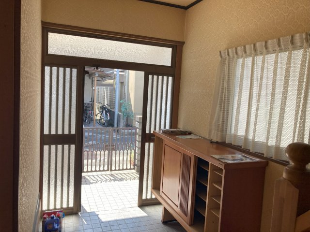 採光の取れた玄関は、明るく来客を迎えやすい印象。下駄箱収納も備わっており、履物を整理しやすく玄関まわりをすっきり保てます。住まいの第一印象を大切にした空間です。