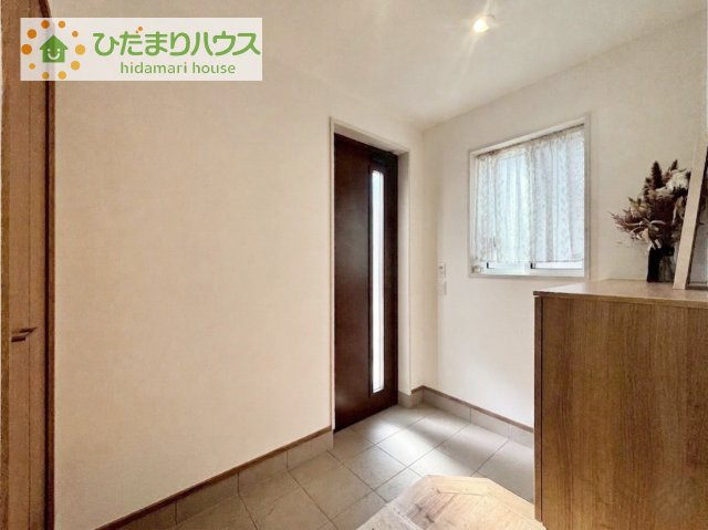玄関収納付きでゴルフバッグやベビーカーも収納出来ます♪　ドア窓と小窓が付いており、明るい気持ちで出発できます！