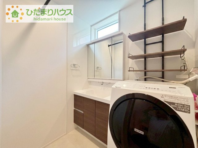 洗面台の対面には可動棚が付いており、タオルや着替えを置いておくのに便利です(^^)/