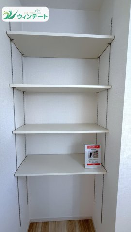 脱衣所近くの収納はすごく便利です♪タオル・・・パジャマ・・・様々なものが置けてわざわざ部屋まで取りに行く必要がなくなりますね!!
