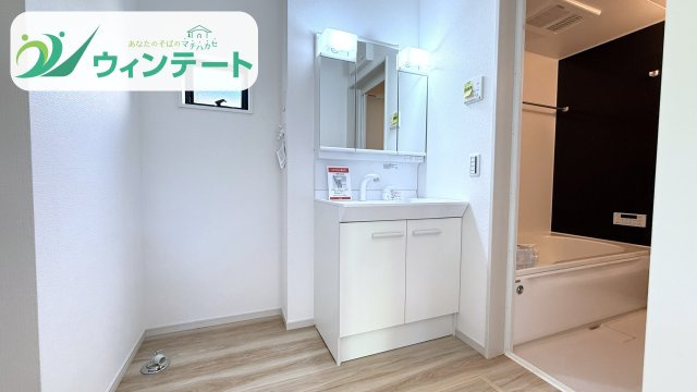 収納力とデザイン性を兼ね備えた洗面化粧台。小物の整理がしやすく、使うたびに快適さを実感できます。